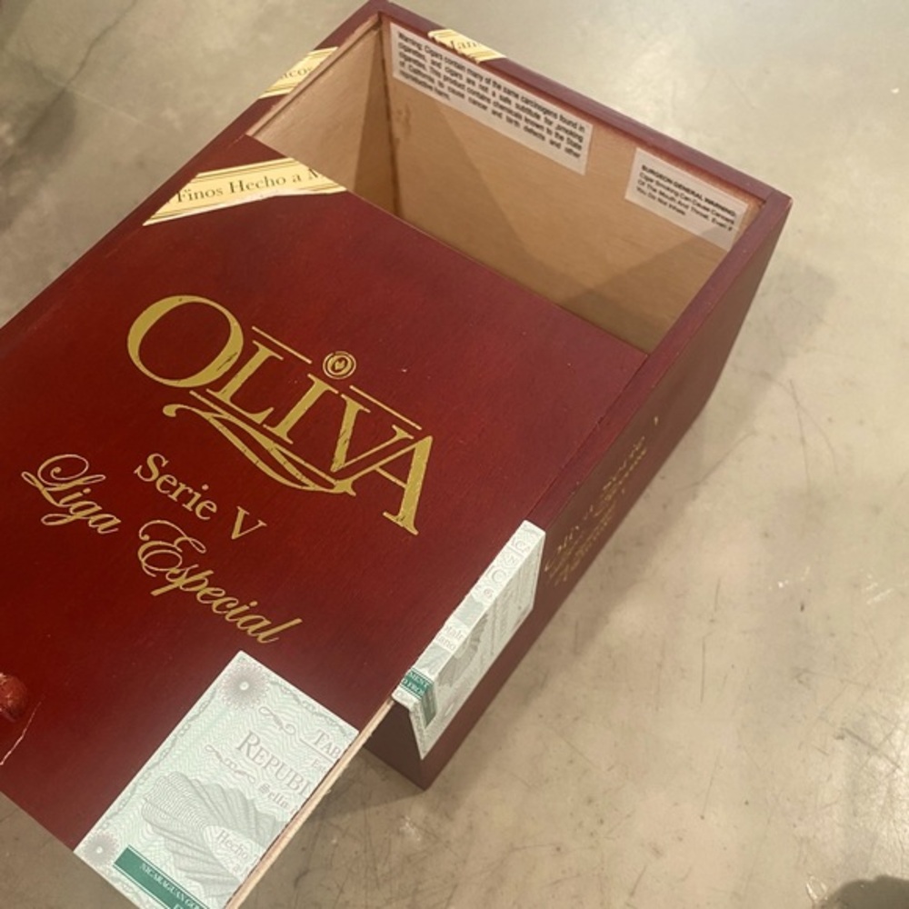 OLIVA "Serie V / Liga Especial" wooden cigar box!!